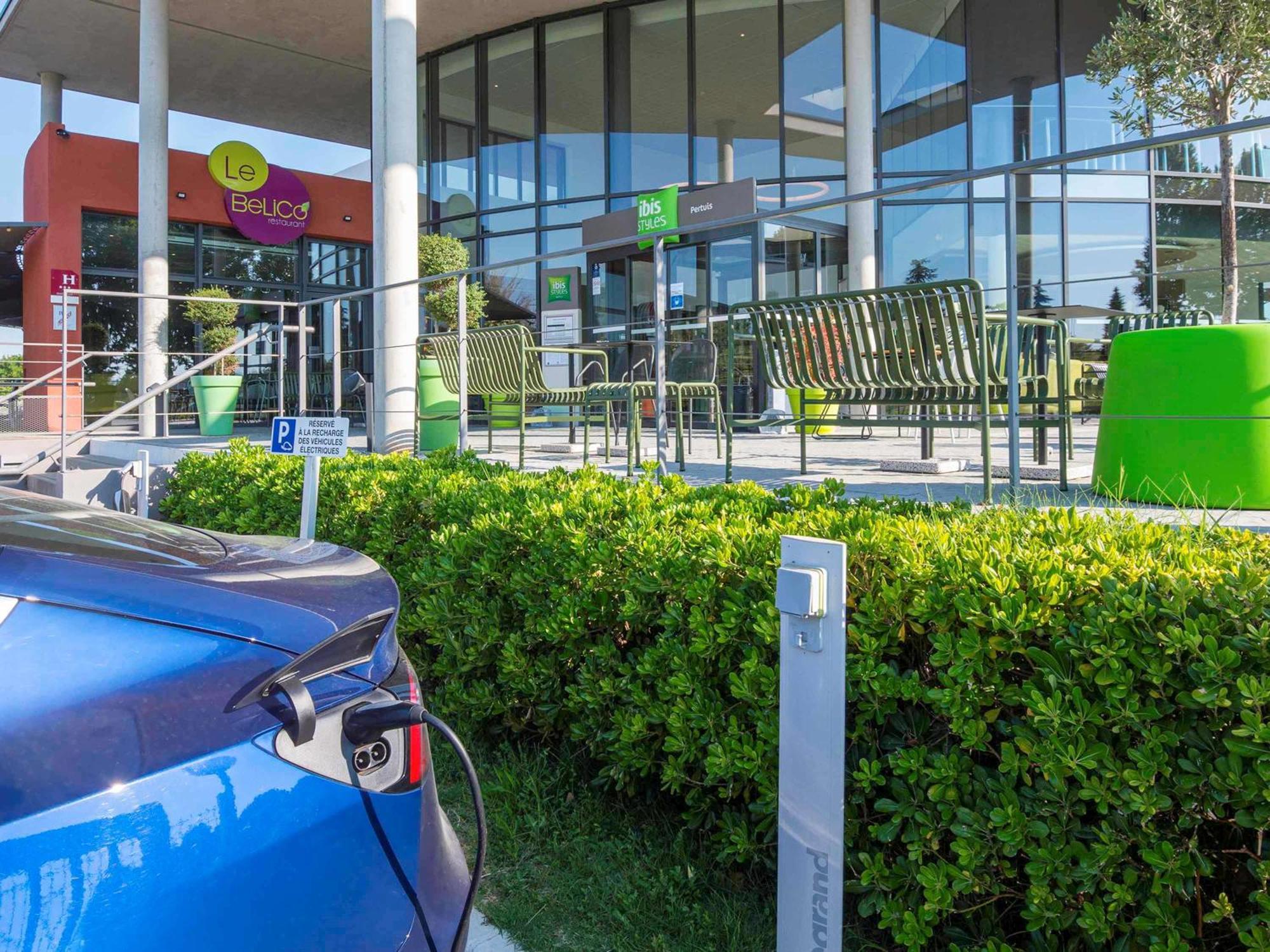 Ibis Styles Pertuis Portes Du Luberon Esterno foto
