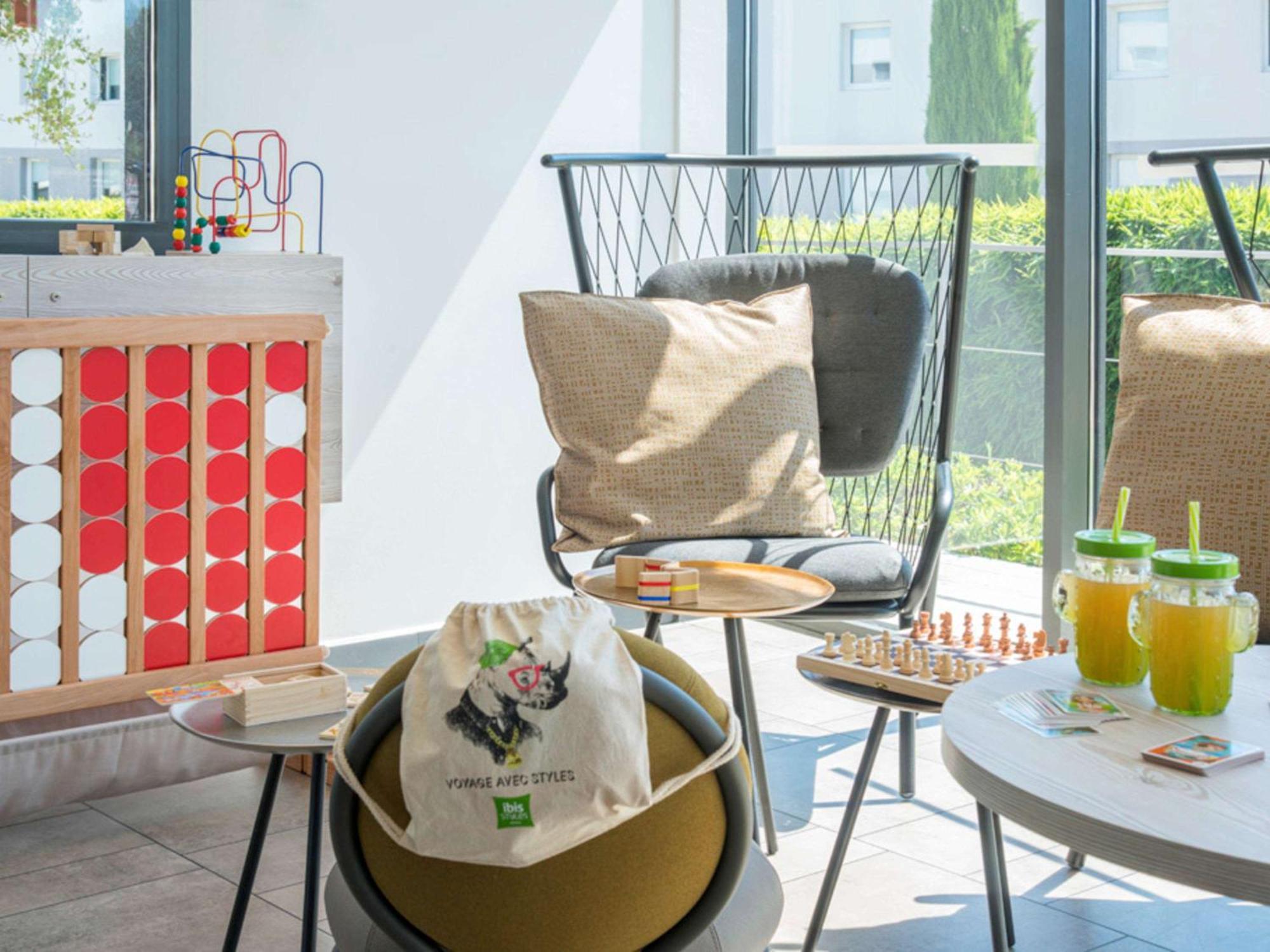 Ibis Styles Pertuis Portes Du Luberon Esterno foto