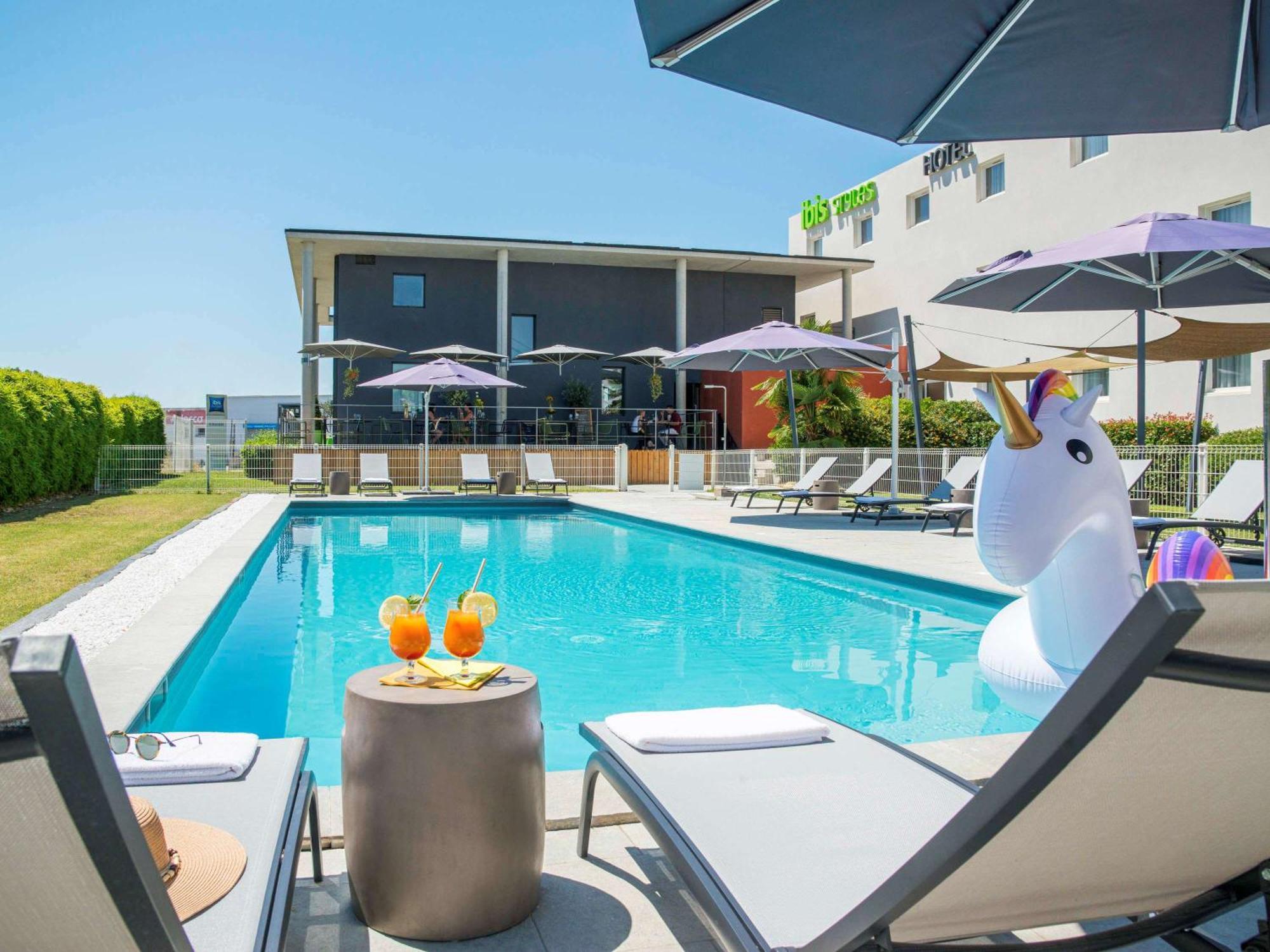 Ibis Styles Pertuis Portes Du Luberon Esterno foto
