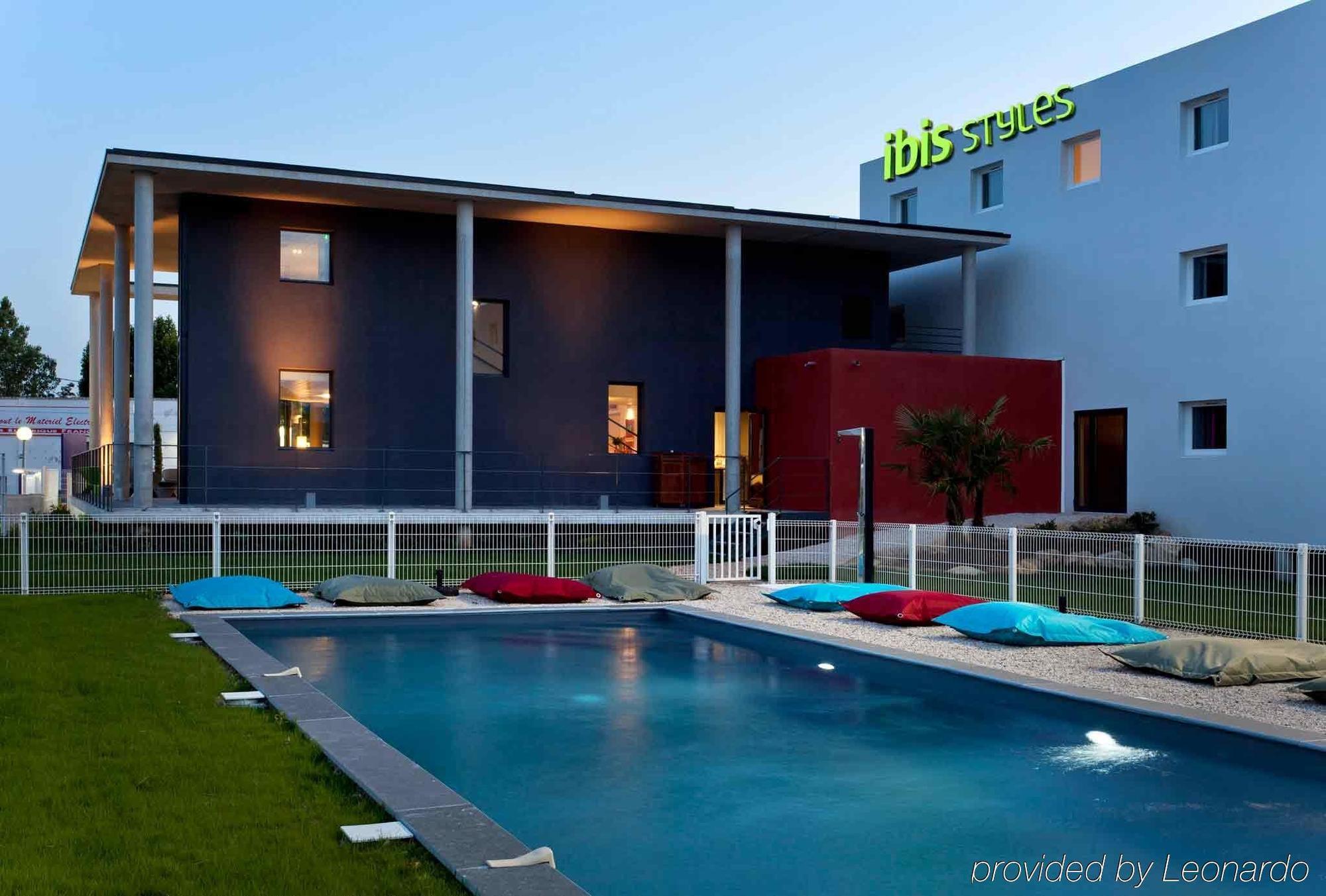 Ibis Styles Pertuis Portes Du Luberon Esterno foto